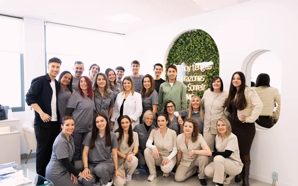 El equipo completo de Clínica MG Dental en la recepción de la clínica